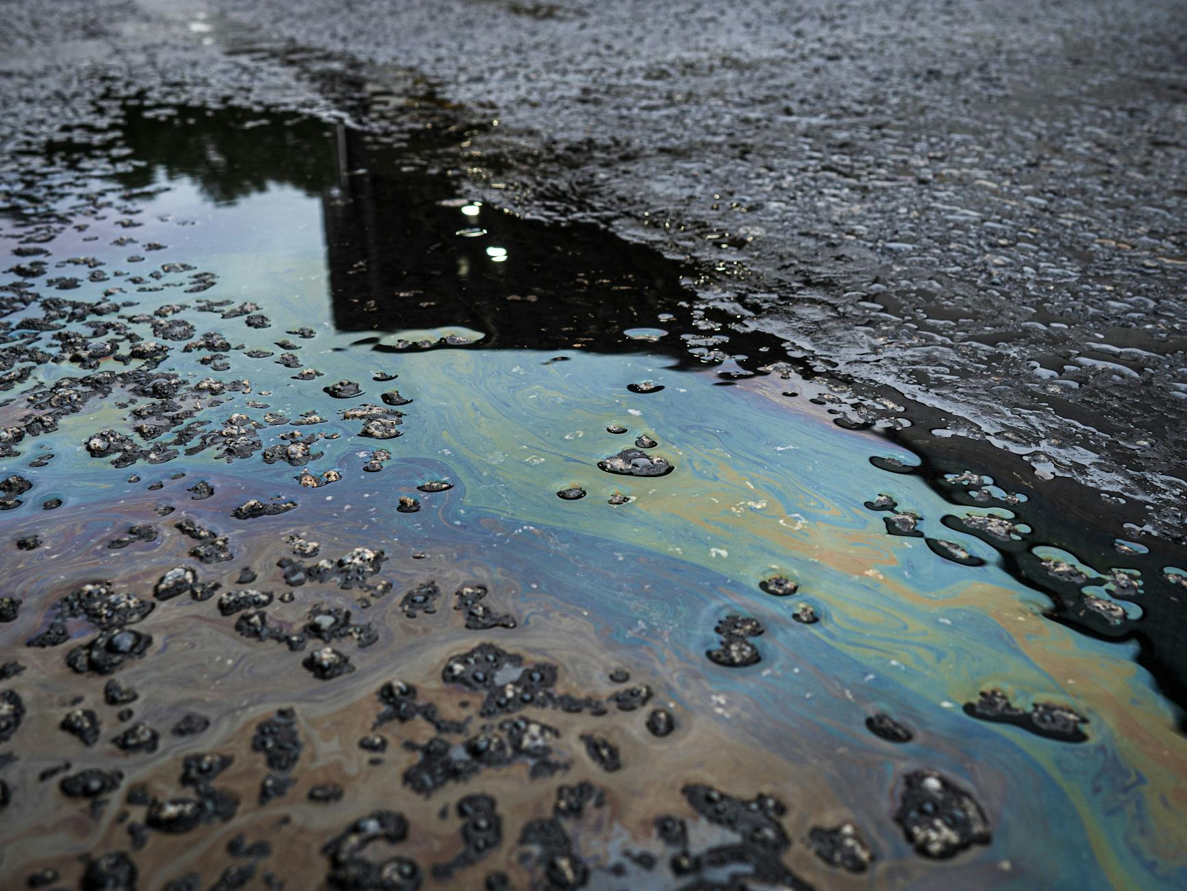 Rising Tensions in the Middle East: Kuwait Issues Oil Spill Warning Amid Iranian Attacks